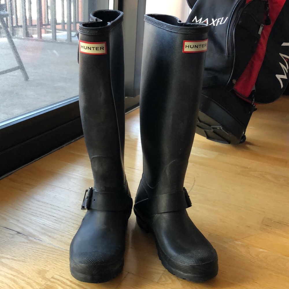 Size 4M/5F Hunter black boots, SOCKS INCLUDED